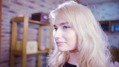 Kuaför salonunda tarafından yeni saç kesimi alma kadın