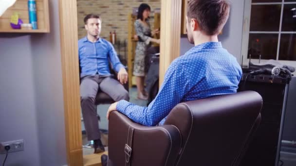 Cliente feliz después de corte de pelo — Vídeo de stock