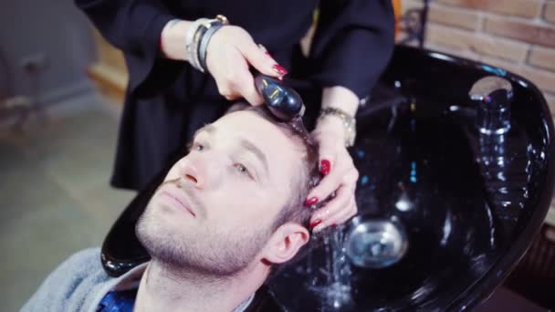 专业美发师，洗头发到她英俊的客户端 — 图库视频影像