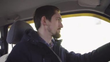 Üzgün ciddi adam sürüş araba