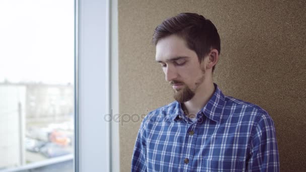 Потрясенный мужчина, выглядывающий в окно — стоковое видео