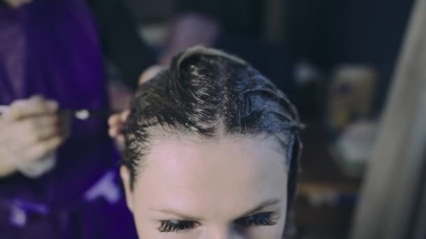 Фарбування волосся вдома — стокове відео