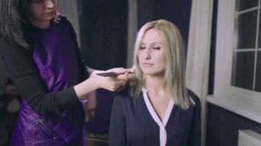 Genç kadın Kuaför Salonu veya ana sayfa tarafından yeni saç kesimi Başlarken.