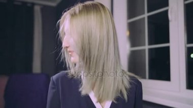 Sarışın saçları sallayarak şehvetli kadın modeli