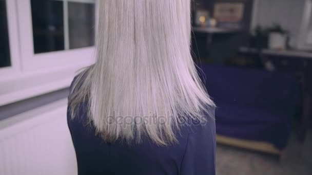 Tjej med vackra långa blonda hår — Stockvideo