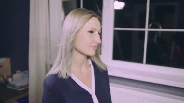 Rüzgârlı uçan sarı saçları ile şehvetli kadın modeli