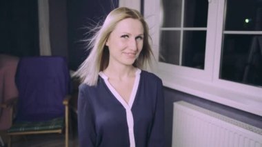 Rüzgârlı uçan sarı saçları ile şehvetli kadın modeli