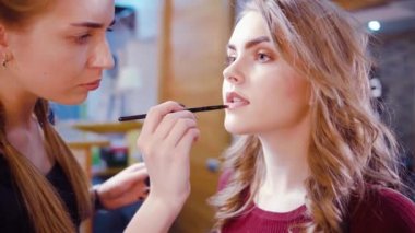 Profesyonel makyaj işlemi