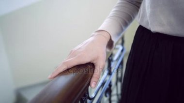 Merdivenlerden çıkan kadın.