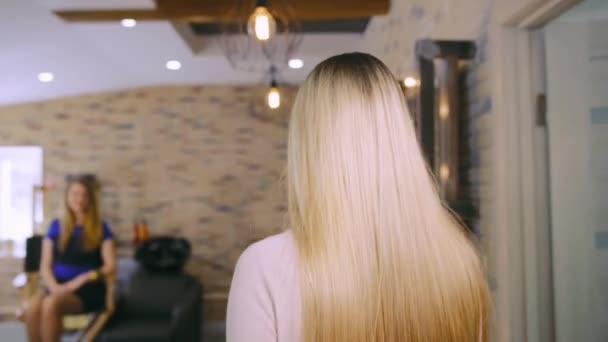 Een vrouw komt naar beauty salon — Stockvideo