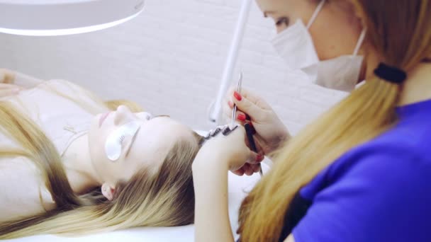 Eyelash extension procedure in beauty salon — Stock Video