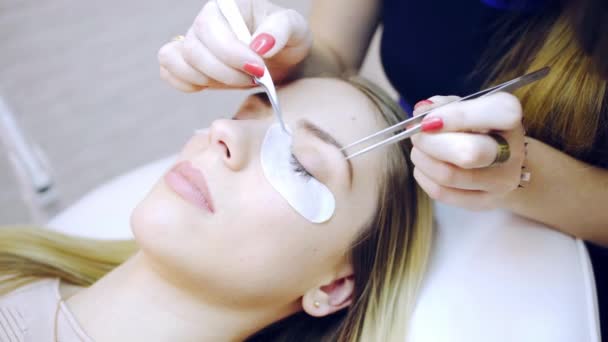 Eyelash extension procedure in beauty salon — Stock Video