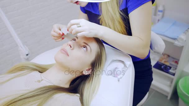 Procédure d'extension des cils dans le salon de beauté — Video