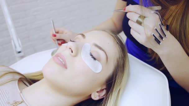 Ögonfrans förlängning förfarande i skönhetssalong — Stockvideo