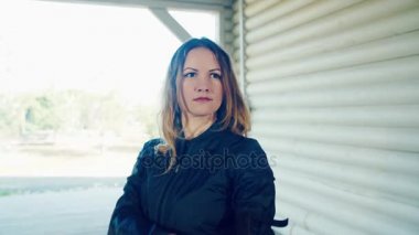 Kız dize çeker ve ok hedefliyor