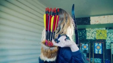 Kız bir ok titreme çeker.