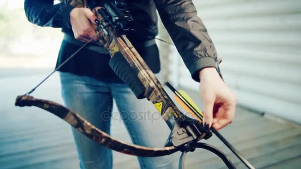 Mädchen steckt Pfeil in Armbrust — Stockvideo