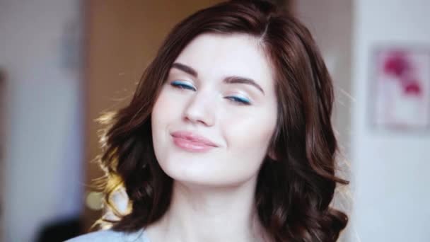Closeup krásná bruneta dívka dívá a usmívá se — Stock video