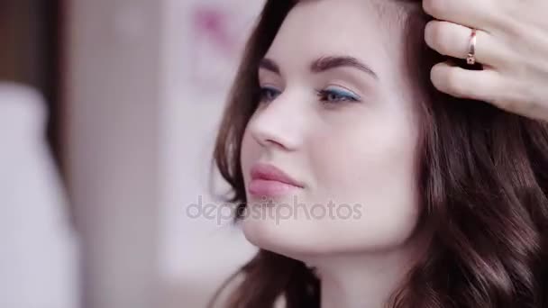 かわいい女の子のための髪型を作る美容師のクローズ アップ — ストック動画