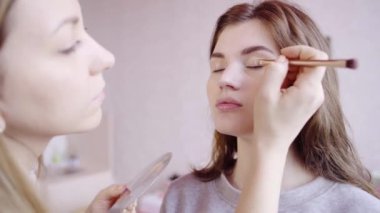 Makyaj sanatçısı gözleri düzeltici geçerlidir