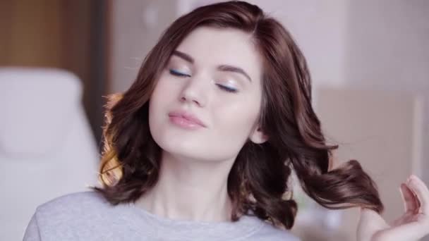Крупный план красивой брюнетки, позирующей и улыбающейся — стоковое видео