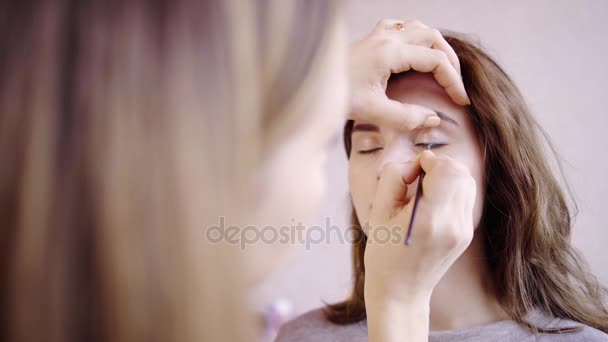Detailní záběr na čerpání linka očního víčka — Stock video