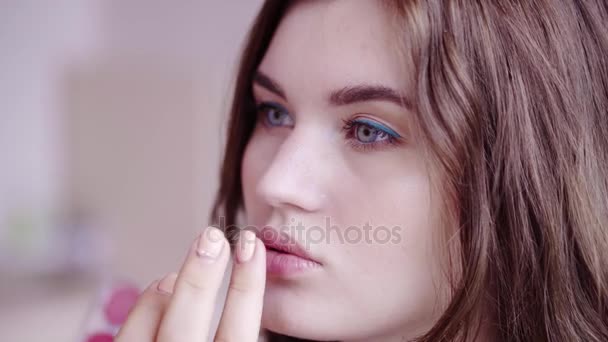 Fpplying bir dudak parlatıcısı dudaktan closeup — Stok video