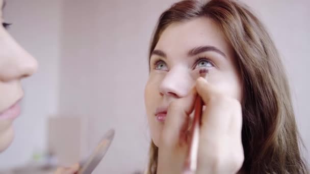 Maquillaje artista aplica ojos sombra — Vídeos de Stock