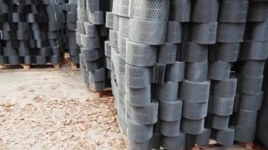 Geogrid bitkinin stoktaki palet üzerinde yığınları.