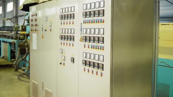 Gros plan de l'équipement industriel et de la machine dans l'usine . — Video