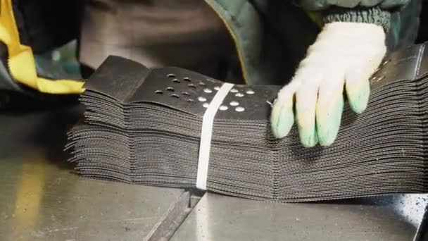 Een werknemer houdt de geogrid in een stapel in de fabriek. — Stockvideo