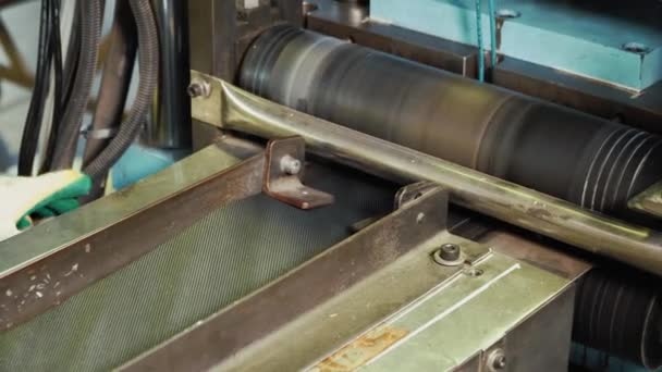 Η παραγωγή του γεώπλεγμα στο μηχάνημα στο εργοστάσιο. — Αρχείο Βίντεο