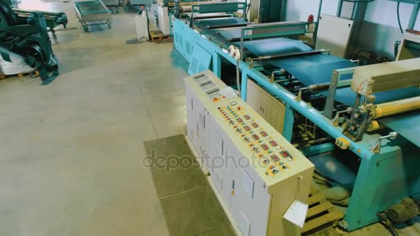 De productie van de geogrid in de machine in de fabriek. — Stockvideo