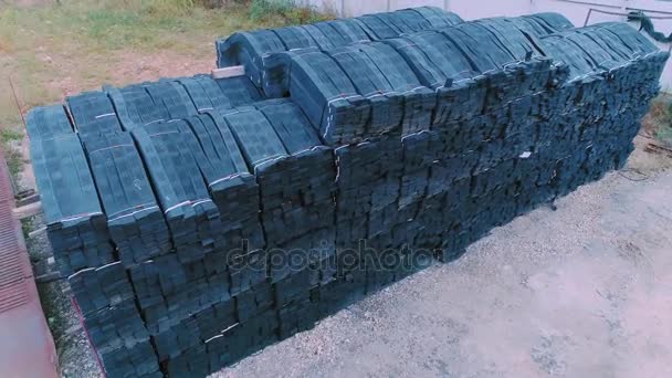 Geogrid bitkinin stoktaki palet üzerinde yığınları. — Stok video