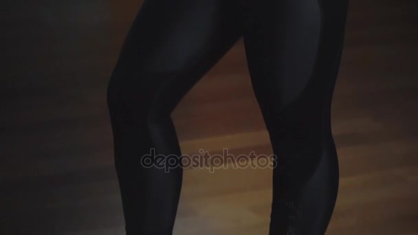 Rubia bonita mujer joven de pie y posando en la cámara en el gimnasio . — Vídeos de Stock