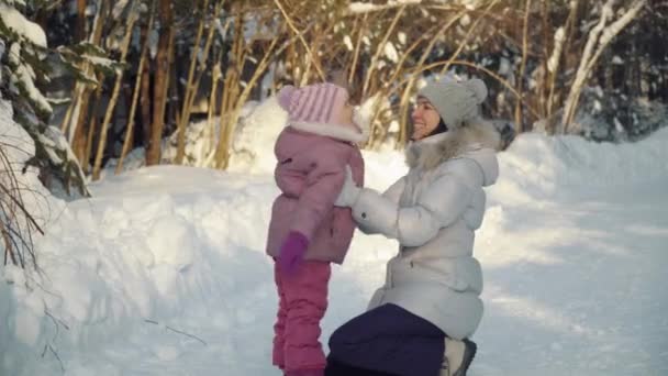 Mamma och dotter kram i förorterna på vintern. — Stockvideo