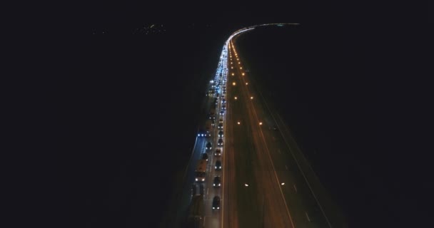 Автомобілі рухаються повільно в дорозі вночі — стокове відео