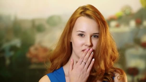 Het mooie sexy meisje met rood haar en speelse look draait, glimlacht — Stockvideo