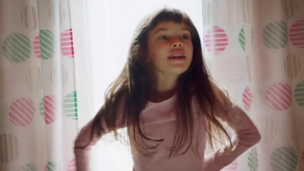 Divertido lindo artsy niña solapa pelo largo, cantar y bailar cerca de la ventana — Vídeos de Stock