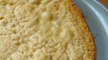 Tavadaki kızarmış yağlı tortilla kenarından çek. Lezzetli bir kahvaltı..