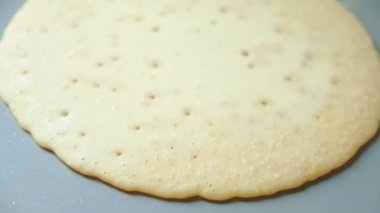 Kek, tortilla, pizza, tavada kızarmış krep. Kapatın. Buhar, kabarcıklar.