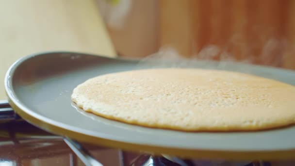 Flapjack, tortilla, pizza, gebakken pannenkoek in pan. Heel veel stoom. Sluiten.. — Stockvideo