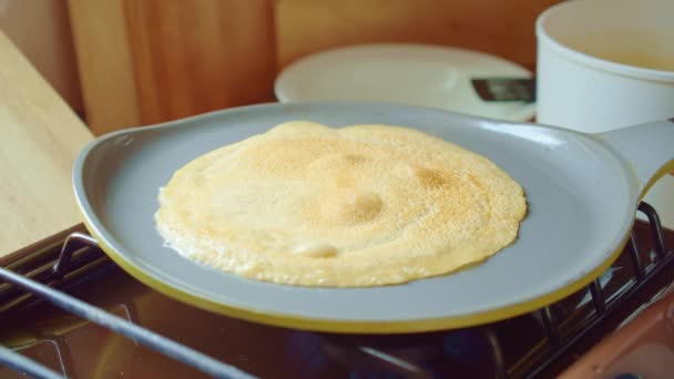 Pannkaka stekt på grå kastrull i köket. Ångan kommer. Hemlagad mat. Närbild. — Stockvideo