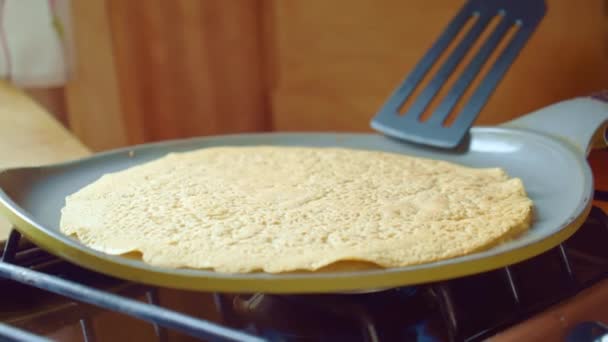 Cook dal pečený lahodný pastilový koláč špachtle z pánve na skleněnou desku. Zavřít. — Stock video