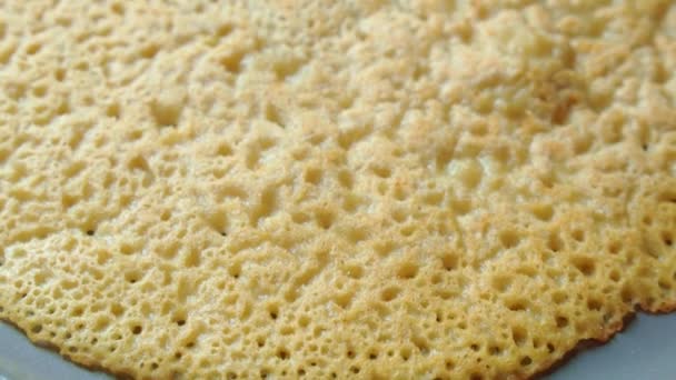 Clouse up Textur der gebratenen Tortilla in der Pfanne. Leckeres leckeres Frühstück. — Stockvideo