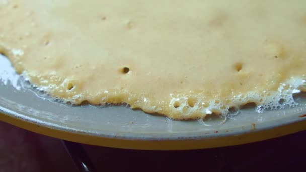 Gros plan de crêpe frite dans une poêle grise beurre. Bulles d'huile. Fait maison délicieux . — Video