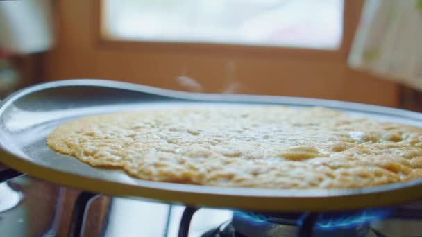 Flapjack, tortilla, pizza, assar bolo de frigideira no fogão a gás. Fecha. Vista lateral . — Vídeo de Stock