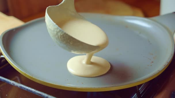 A massa de farinha de concha vaza-se para fritar a panela. Casa cozinhar três flapjack. Devagar. — Vídeo de Stock