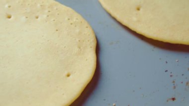 Üç çiğ kek, tortilla, krep, tavada kızartma. Yemek pişirmek. Kapat..