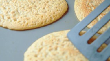 Üç gözleme, tortilla, krep, tavada pişirme. Pişirme küreği. Kapat..